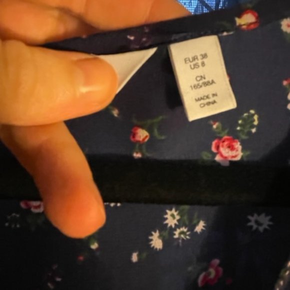 & Other Stories Tie Up Silk Blouse in Blue Floral (M; size 8 - runs small) - Picture 4 of 5